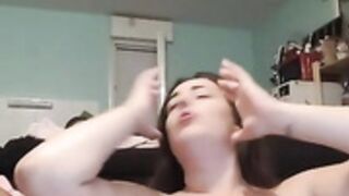 superbe brune à gros seins Yohanaa