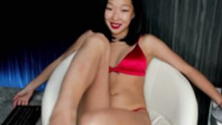 Sonmi1 shows pussy