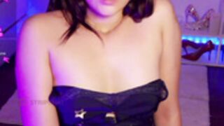 nylaahh-1 Tits Show