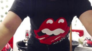 Vistiéndose para irse 2