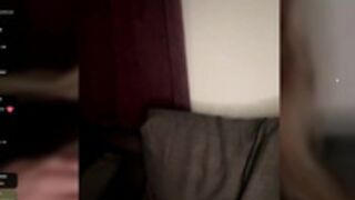 Svensk visar brösen och suger av dildo