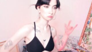 Dance_Kuduro massages boobs