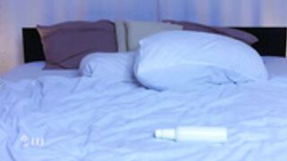 kalisa fucks dildo