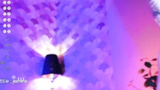 hottie_jane fucks herself and stays the cutest honey