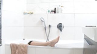 Leora sticks her dildo to the tub