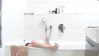 Leora sticks her dildo to the tub