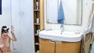 Cecilia become horny to the party and have under shower