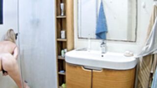 Cecilia become horny to the party and have under shower