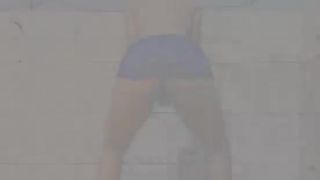 Gostosa dançando funk na laje e se masturbando