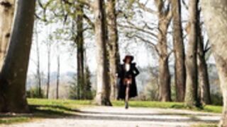 Tara Cherry exhibitionist walks naked in a city park