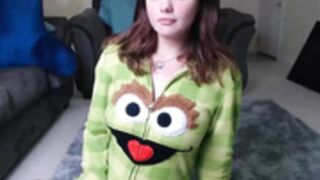 Sexy babe with a bouncy ass