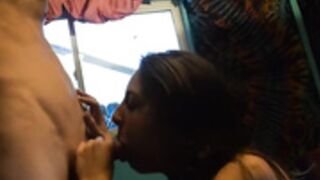 Giulia si fa sborrare in bocca dall'amico inglese