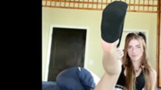 Lynn Baby - sneaker foot slut - JOI