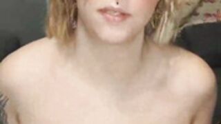 Superbe blonde aux seins parfaits pikaGirly