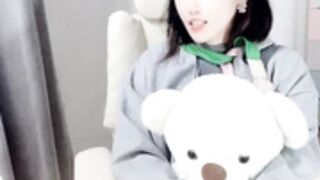 liangniang sing a song beautiful girl