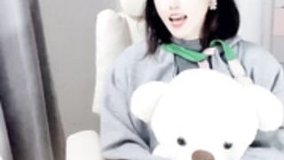 liangniang sing a song beautiful girl
