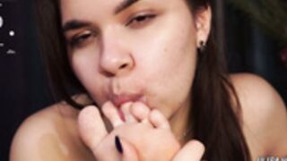 A_mhere suck feet with friend