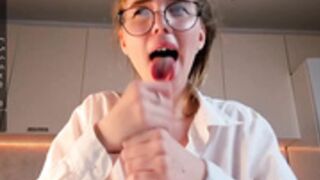 Freya knows how to use his hands XD