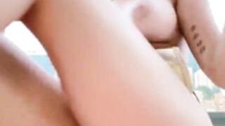 Sofía Mariana pink pool