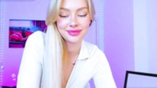 88_nura (8a8y_nura) shows her crack