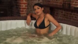 Kayla Kapoor masturbates in hot tub