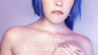 Kittymechiuwu jugando con sus tetas