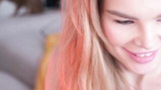 Flaca rusa metiéndose las bolas chinas por culo