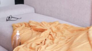 Flaca rusa metiéndose las bolas chinas por culo