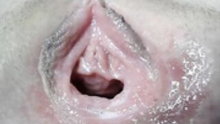 Courtney_Luv fingers pussy n ass, blows bubbles w pussy