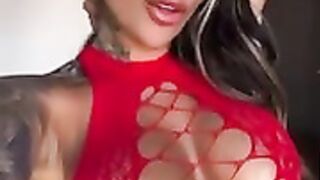 Tami minou in red