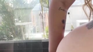 Isabella Ramirez, ducha caliente