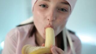 loret_joy goes banana