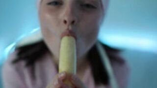 loret_joy goes banana
