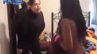 Mi mama le pega ami hermana