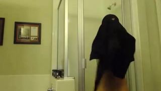 Mia Khalifa complete shower