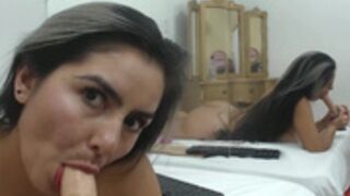 Abby_Jones tries a dildo and squirt