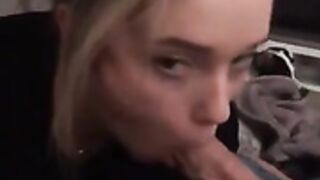 Rubia cheta me hace un pete