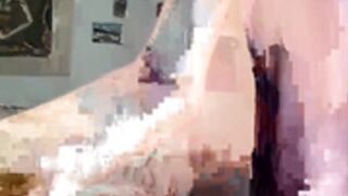 Cutelondonp Shows Her Ass