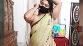 BBy_Queen_in saree show