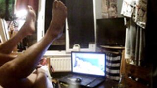 une fille mordonne de gicer en footjob