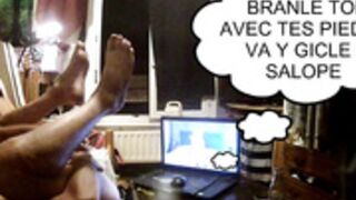 une fille mordonne de gicer en footjob