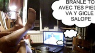 une fille mordonne de gicer en footjob