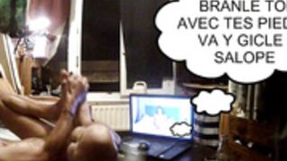 une fille mordonne de gicer en footjob