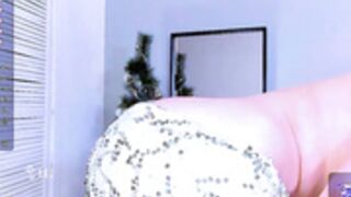 lana_rosy looks like a preggo here but it's an illusion