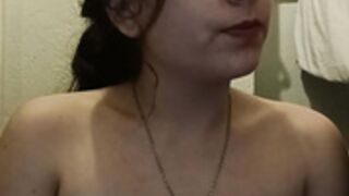 Superbe brune à gros seins Couplepapillon