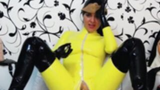 AngelikaCroft Breathplay in Yellow Latex Catsuit