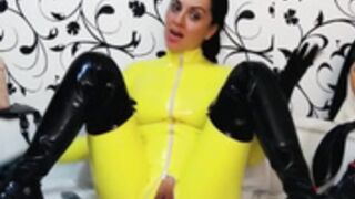 AngelikaCroft Breathplay in Yellow Latex Catsuit