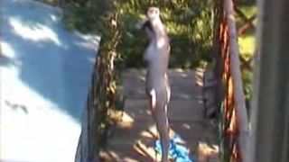 Espiando A mi Becina Desde La ventana