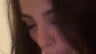 Karely Ruiz comiendo una polla
