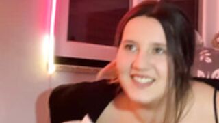 Magnifique brune à gros seins lounabbw44